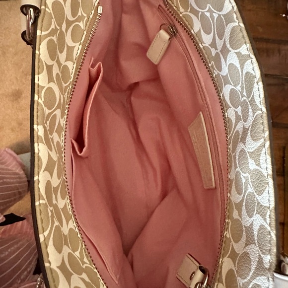 Coach F15137 BEIGE WHITE Heritage
SignatureStripe. Smoke free house. - Picture 9 of 9